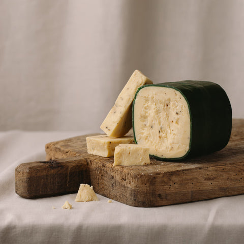 Garlic & Peppercorn Club Cheddar 150g